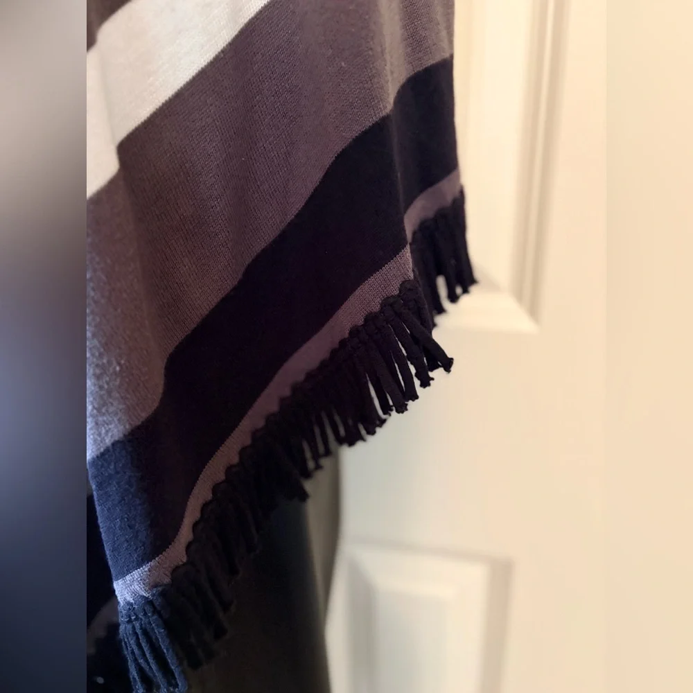 Kim Rogers  Knit poncho, one size fits all - Picture 3 of 7